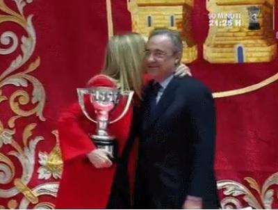 VÍDEO - Florentino Pérez bromea con los jugadores con los besos de Cifuentes