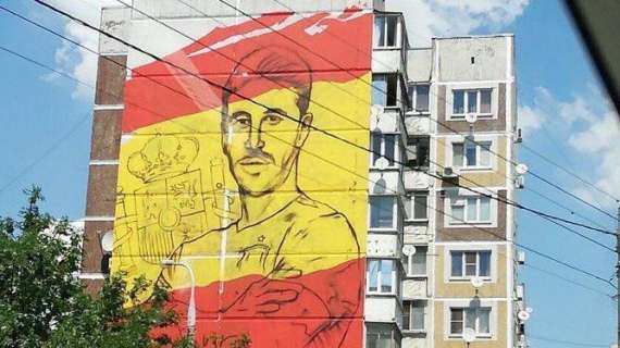 FOTO - Tremendo mural con el rostro de Ramos para recibir a la Roja en Krasnodar