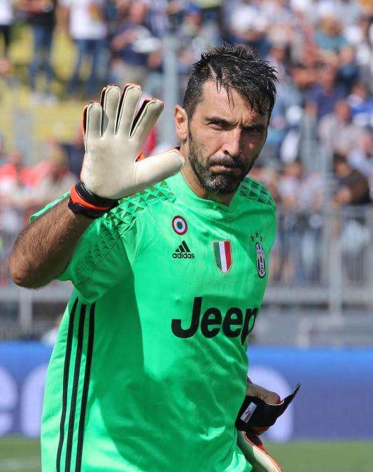 Buffon: "Higuaín es un ejemplo dentro y fuera del campo"