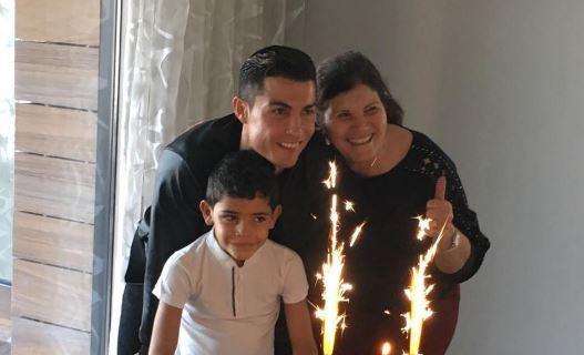 FOTO - Cristiano celebra su 32º en familia: con su madre y su hijo