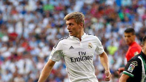 Kroos sufre un golpe en la cadera