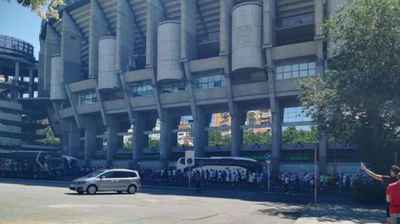 FOTO BD - ¡Largas colas en el Bernabéu para la presentación de Ceballos!