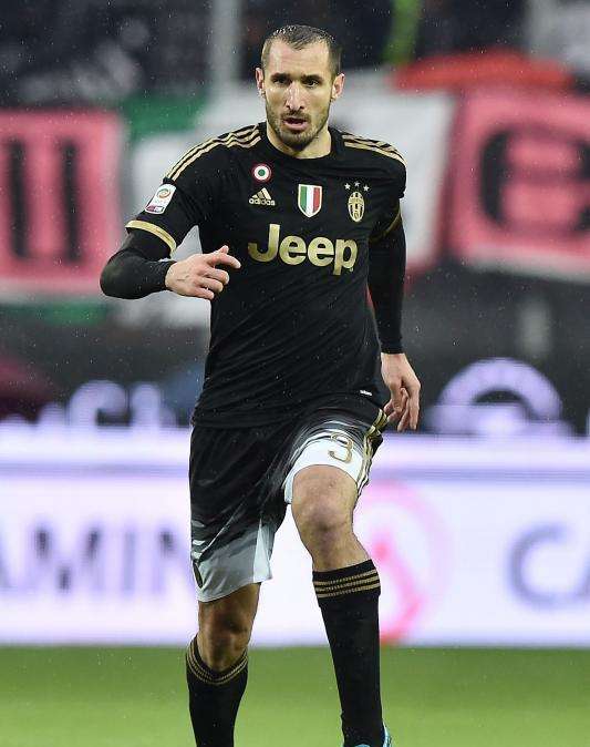 Chiellini: "A Cristiano intentas marcarlo, con Messi haces la señal de la cruz"