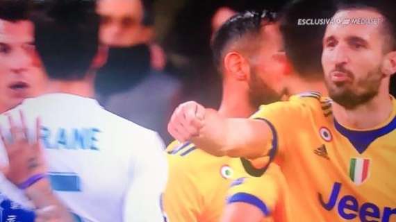 FOTO - Chiellini explota tras el penalti y hace el gesto del dinero a Varane
