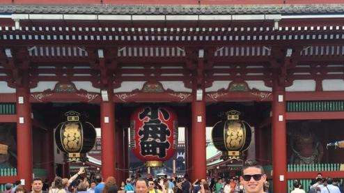 James disfruta de sus vacaciones en Tokio