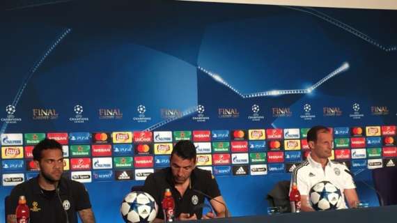 FOTO BD - Turno para la Juventus: Allegri, Alves y Buffon en rueda de prensa