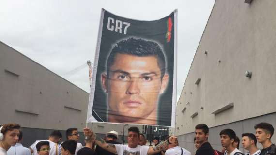 VÍDEO - Así recibieron a Cristiano Ronaldo cuando fue a pasar el reconocimiento médico