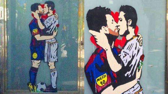 FOTO - Cristiano y Messi besándose. La curiosa representación de un artista anónimo en Barcelona