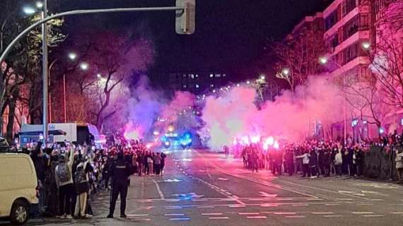 Caluroso y multitudinario recibimiento de la afición al autobús del Real Madrid antes del derbi