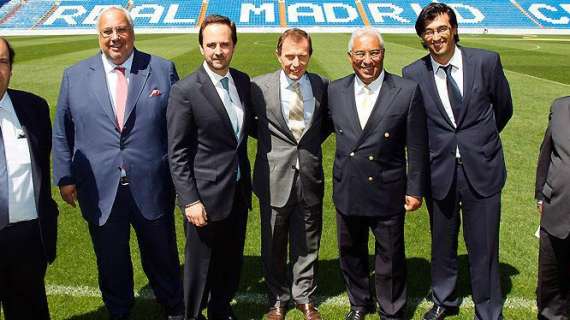 El alcalde de Lisboa visita el Bernabéu