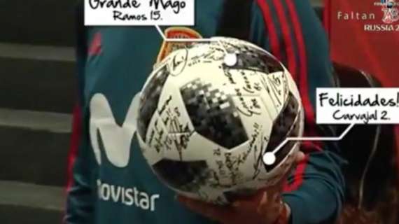 VÍDEO - Isco se llevó el balón firmado a casa: todas las dedicatorias