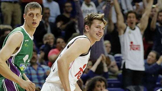 Doncic felicita a sus compañeros del Madrid