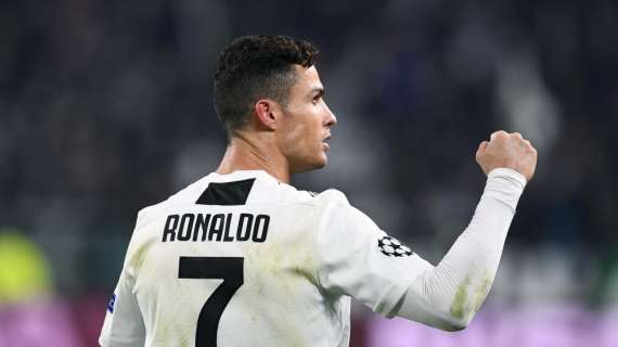 La broma de Cristiano Ronaldo al firmar una camiseta del Real Madrid