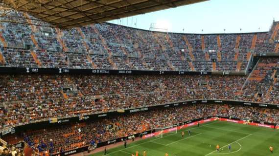 La afición valencianista calienta el partido del Madrid en Mestalla