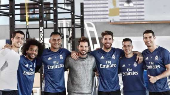 FOTO - David Bisbal visitó las instalaciones del Real Madrid y saludó a los jugadores del primer equipo