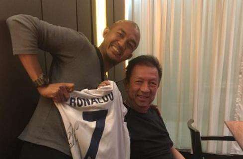 FOTO - Peter Lim, presidente del Valencia, posa con una camiseta de Cristiano