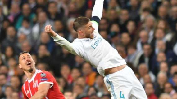 VÍDEO - Ramos coge el megáfono y empieza a cantar con la Grada de Animación