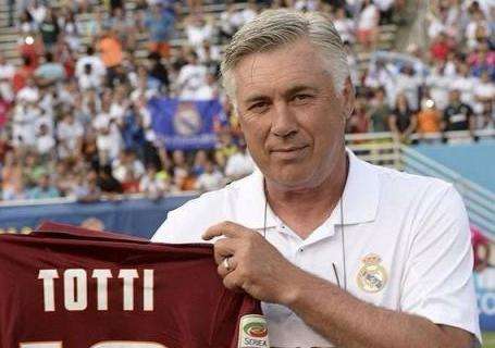 Totti regala su camiseta dedicada a Ancelotti