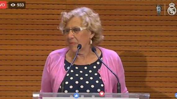 Carmena repite regalo y vuelve a dar una medalla de chocolate a cada futbolista