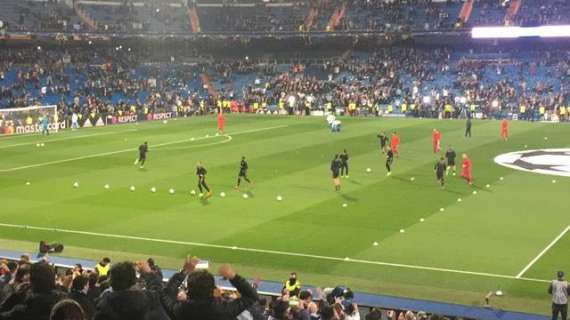 FOTO BD - Salen los jugadores del Napoli a calentar al césped del Bernabéu