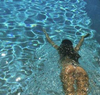 FOTO - Georgina deja boquiabiertos a sus seguidores bañándose en la piscina