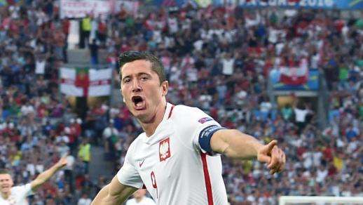 MARCA: Lewandowski se desploma tras explotarle un petardo cerca