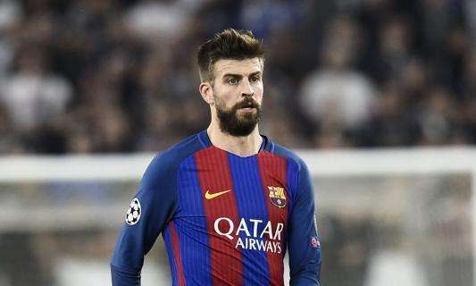 TARJETA - Piqué se lleva la amarilla por usar la mano en el córner