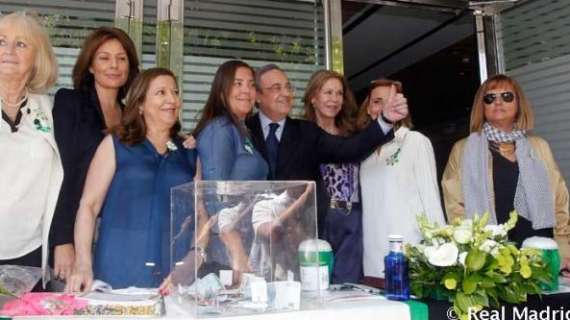 Florentino Pérez visita la mesa de la AECC en el Santiago Bernabéu