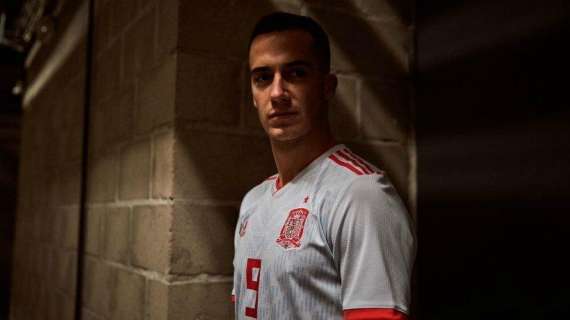 FOTO - Lucas Vázquez posa con la segunda equipación de la Selección para el Mundial de Rusia