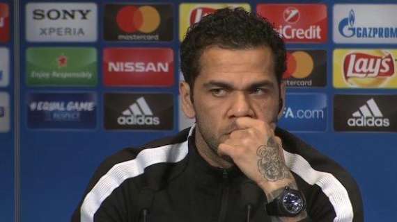 Alves en rueda de prensa: "El Madrid vive de eso, con diez minutos le basta""