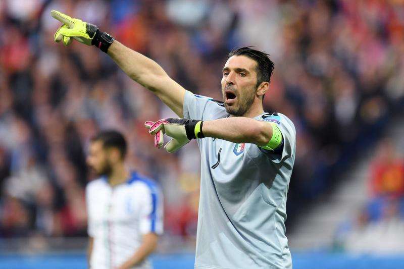 Mundo Deportivo: Buffon juega con los niños
