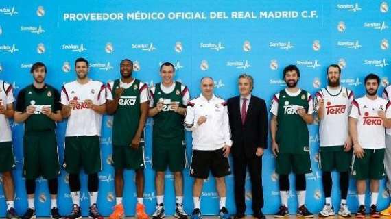 La plantilla de baloncesto recibe las tarjetas Sanitas