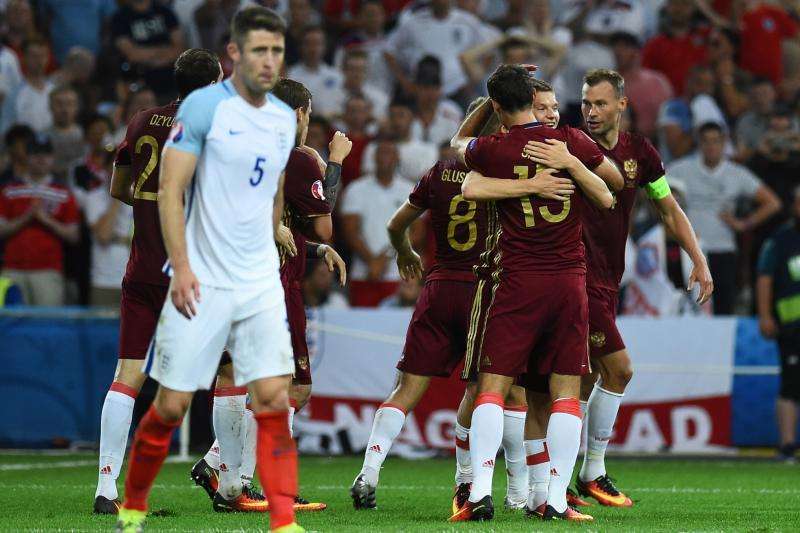 UEFA amenaza a Inglaterra y Rusia con expulsarles de la Eurocopa