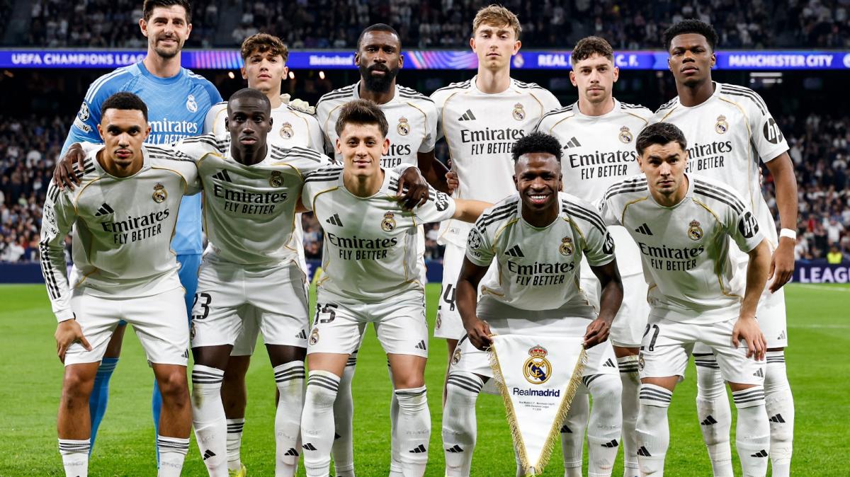 Un jugador del Barcelona lamza un palo a un futbolista del Real Madrid