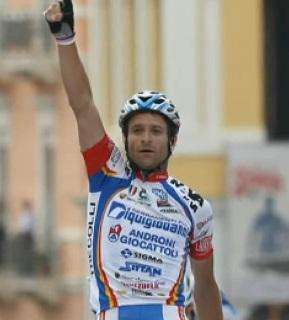 COMUNICADO - Fallece Michele Scarponi, ciclista del equipo Astana, atropellado en Italia