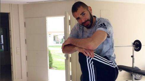 Benzema se machaca también en casa