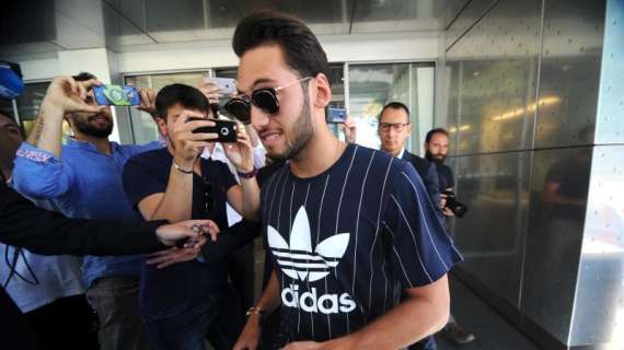 FOTO BD - Calhanoglu ya está en Milán para firmar por el conjunto rossoneri