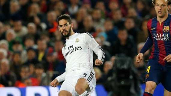 FOTO - Isco junto a su hijo descansan sobre el césped del Bernabéu