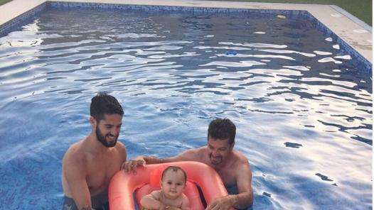Isco presume de familia durante sus vacaciones
