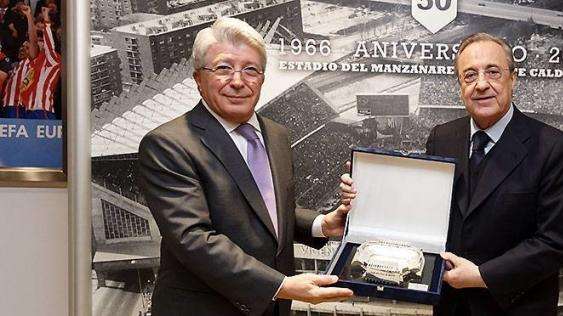 Cerezo le entregó a Florentino una réplica del Calderón