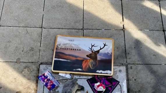 FOTO BD - Hinchas del Atlético vuelven a volcar su ira contra la placa de Courtois en el Wanda