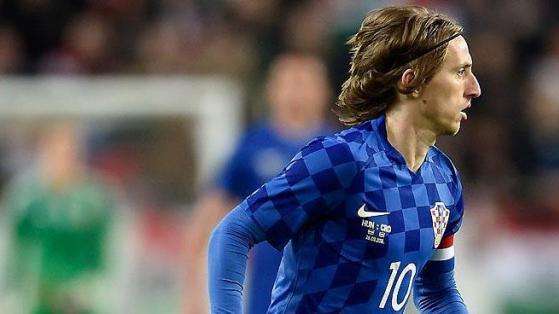 Cacic juega al despite con la presencia de Modric ante España