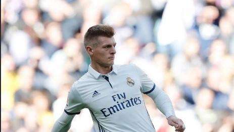Kroos y Morata esperan en el banquillo