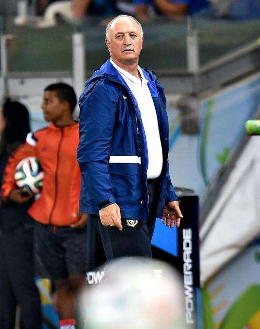 Scolari: "Me autoexpulsé; no se puede pasar más vergüenza en un campo"