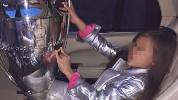 ¡ESCÁNDALO! La hijastra de un diputado ucraniano jugando con el trofeo de Champions