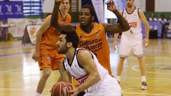 El Real Madrid pierde el trofeo Costa del Sol ante una gran mitad del Valencia Basket