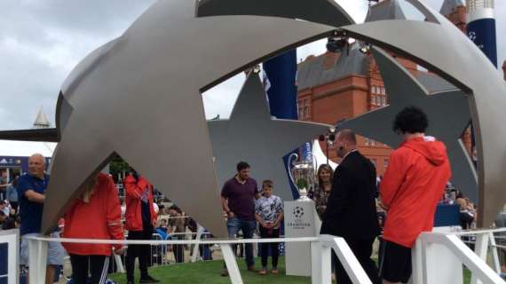 FOTO BD - ¡Todos quieren una foto con la Copa de Europa! Ambiente inmejorable en Cardiff