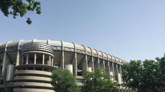 El Santiago Bernabéu luce desde hoy una lona ecológica en su fachada