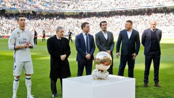 FOTO - Figo, rodeado por Balones de Oro: "Qué agradable estar con tantos amigos..."