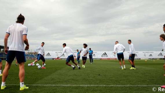 Lluvia y rostros serios en el entrenamiento del Real Madrid 